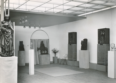 851191 Gezicht op een gedeelte van de vaste tentoonstelling van het Museum van Nieuwe Religieuze Kunst (MNRK), op de ...